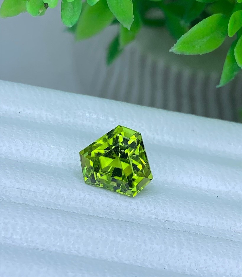 2.40 CT Lustrous Quality Natural Peridot